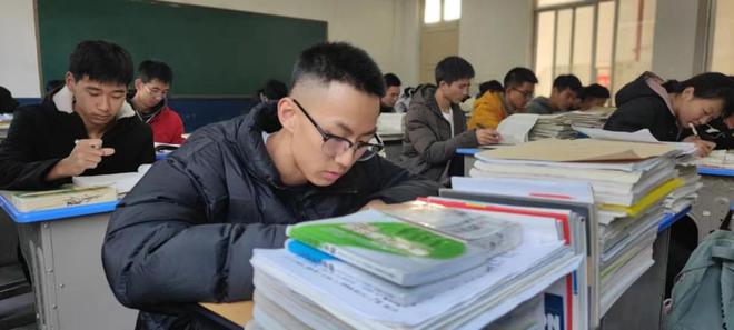 烧饼“骑打”校长看到烧饼尺寸后你惹他干啥j9九游真人游戏第一品牌网传男生为4个(图2)