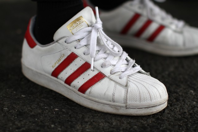 鞋子好搭配衣服百搭鞋子推荐九游会j9登陆什么颜色的(图2)